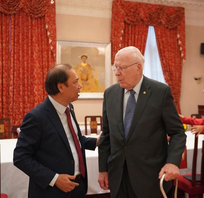  Đại sứ Nguyễn Quốc Dũng chào đón Thượng Nghị sỹ Patrick Leahy, Chủ tịch thường trực Thượng viện Mỹ tới thăm và có cuộc gặp thân tình với các cán bộ Đại sứ quán Việt Nam tại Mỹ. (Ảnh: NK) 