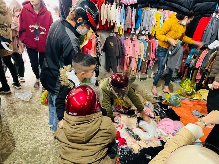 Trong kí ức của nhiều người, đi chợ Tết cùng bố mẹ, ông bà là những kỷ niệm đẹp đẽ không bao giờ phai mờ. Trong ngày Tết, các em nhỏ thường được đi chợ Tết để mua sắm đồ chơi và quần áo mới.