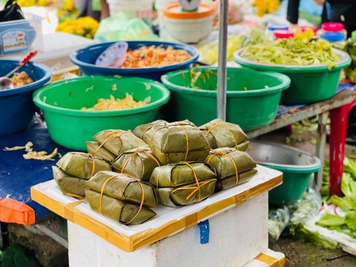 Những chiếc bánh chưng xinh xắn được gói ghém cẩn thận, bày trí ngăn nắp trong phiên chợ sáng nay 