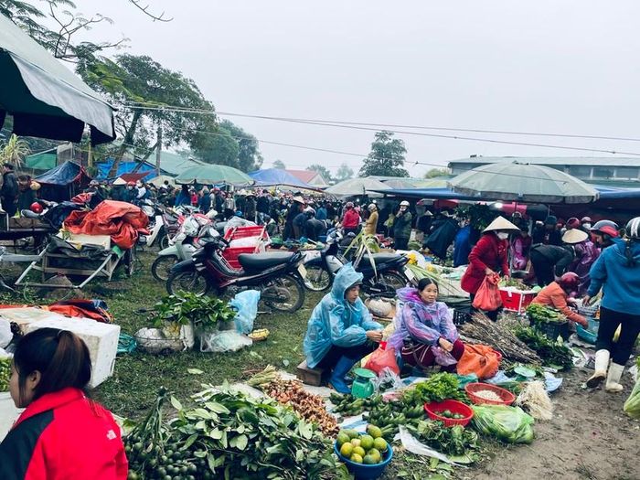 Chợ quê những ngày Tết mang đến nhiều giá trị văn hóa, chứa đựng tình cảm yêu mến đã hun đúc trong tâm hồn của mỗi người khi xuân về.