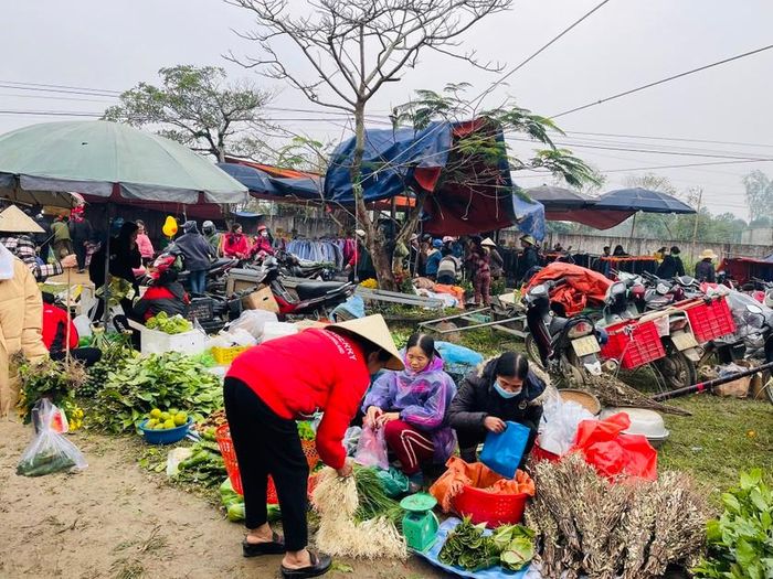 Nhiều người không phải là "thương lái" chính hiệu, họ là những người làm nông tranh thủ đem các mặt hàng "của nhà trồng được" như bó rau, quả ổi, nải chuối mang ra chợ bán để kiếm thêm ít tiền để chi tiêu dịp Tết. 