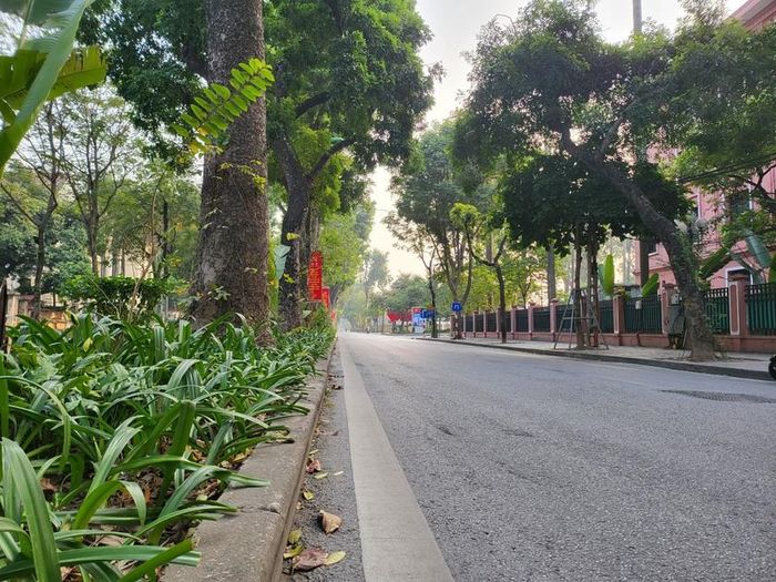 Phố phường Hà Nội chiều 30 Tết lại trở về cái về đúng với vẻ trầm mặc vốn có của nó. Ảnh: An Trần