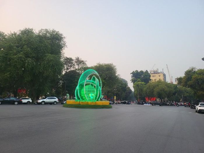 Chiều 30 Tết cũng là khoảnh khắc để mỗi người suy ngẫm về một năm cũ đã qua và hi vọng vào một năm mới bình an, hạnh phúc. Ảnh: An Trần.