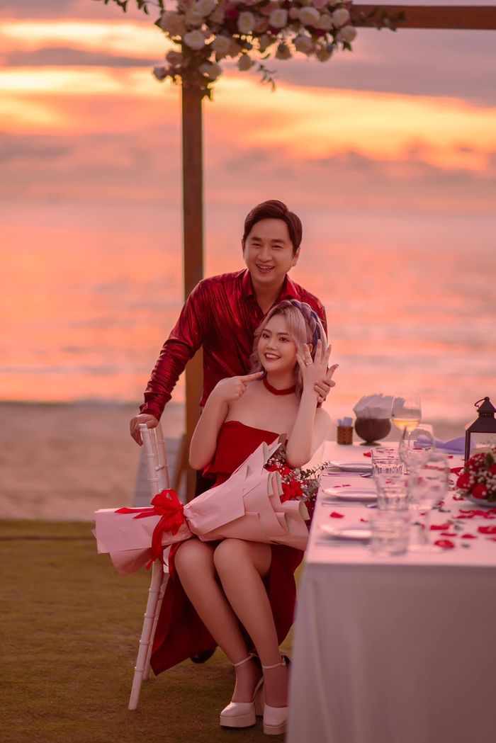 Vì cùng sở thích hoa tươi, Bằng Cường - Bảo Anh chi hàng trăm triệu đồng để mua hoa trang trí cho ngày cưới. Bảo Anh kém Bằng Cường 12 tuổi, sinh năm 1993, là thành viên nhóm nhạc Gemini. Lập nghiệp từ năm 2006, Bằng Cường là ca sĩ nổi tiếng với những người yêu nhạc thế hệ 8X, đầu 9X.