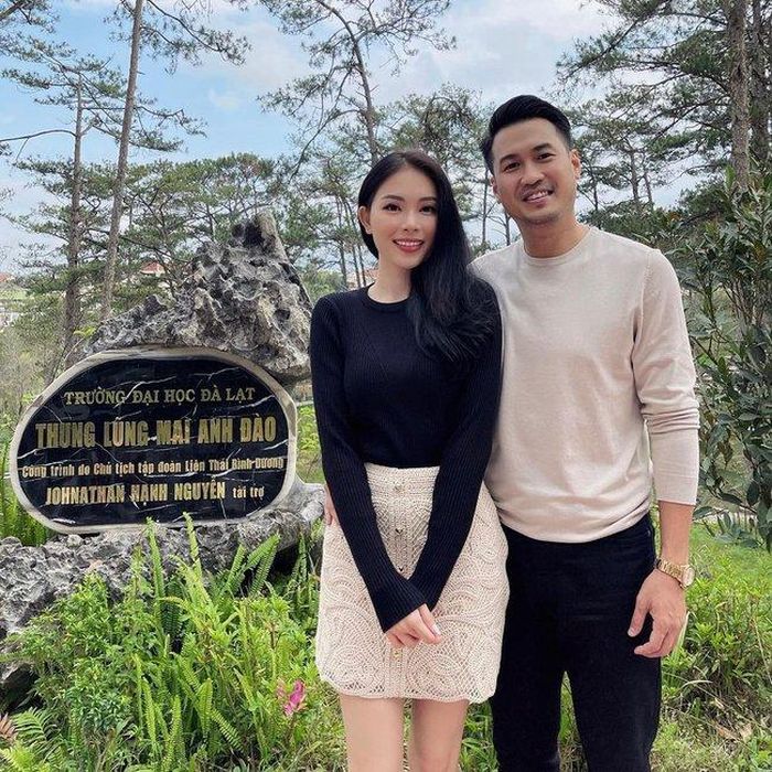 Một trong những ngày cưới được khán giả quan tâm trong năm 2023 là của Linh Rin và Phillip Nguyễn. Bên nhau từ tháng 10/2019, chuyện tình cảm của Linh Rin và con trai doanh nhân Johnathan Hạnh Nguyễn được nhiều người ngưỡng mộ. Theo Linh Rin, chồng tương lai là người tài giỏi, là thần tượng của cô.