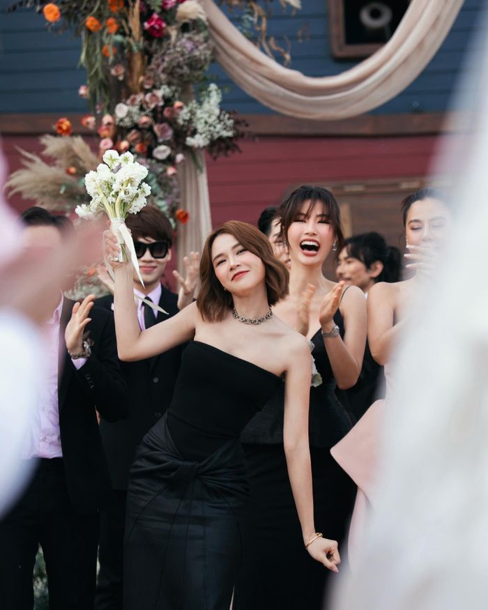 Trước đó, Sam là người bắt được hoa cưới tại đám cưới của Diệu Nhi - Anh Tú. Thời điểm đó, khán giả nói vui rằng có thể gần nhất, người lên xe hoa tiếp theo là Sam và điều này đã trở thành hiện thực. Sam quan điểm nửa kia nên là người mang lại cho cô cảm giác an toàn. Nữ diễn viên muốn sống tự lập, không thích dựa dẫm vào bạn trai.