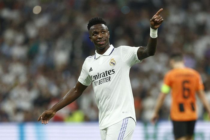 Tiền vệ trái: Vinicius Junior (Real Madrid, định giá chuyển nhượng: 120 triệu euro).