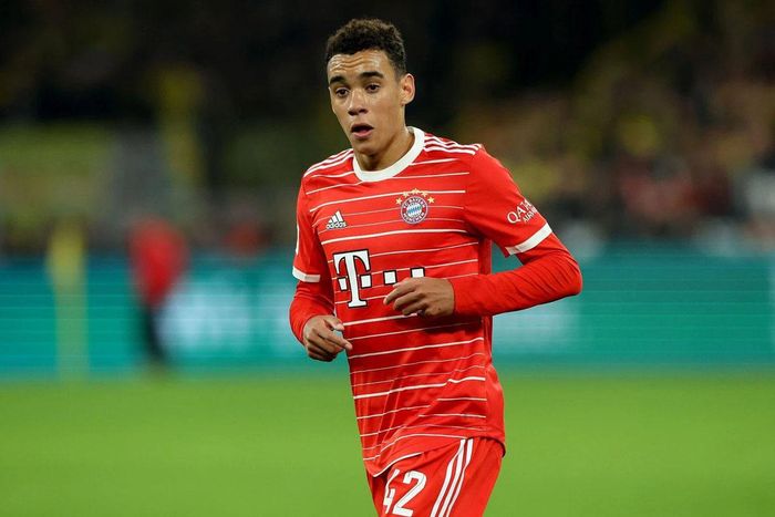 Tiền vệ tấn công: Jamal Musiala (Bayern Munich, định giá chuyển nhượng: 100 triệu euro).