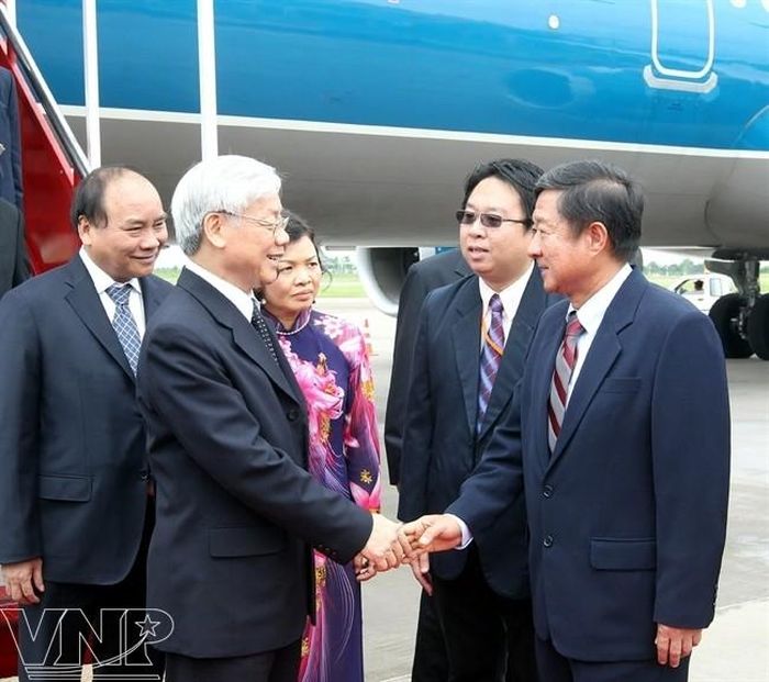 Tiến sỹ Suriya Khamwan cùng lãnh đạo tỉnh Nakhon Phanom tiếp đón Tổng bí thư Nguyễn Phú Trọng, tháng 6, năm 2013.