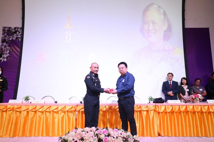 Tiến sỹ Suriya Khamwan báo cáo khoa học chủ đề Quan hệ Thái Lan Việt Nam tại hội thảo do Trường đại học Nakhon Phanom phối hợp với Trường sỹ quan lục quân Hoàng gia Thái Lan tổ chức.