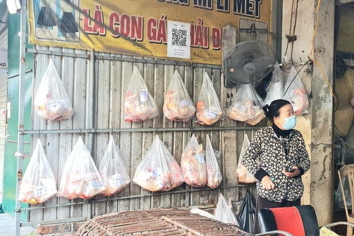 Lượng đơn hàng làm gà cúng tăng cả chục lần so với ngày thường, giá là dịch vụ làm thịt gà ngày 30 Tết 30-40 ngàn đồng/con. Ảnh: NK