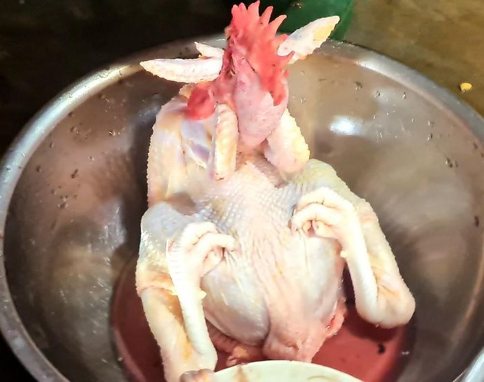 Giá dịch vụ cho mỗi con gà cúng sau khi làm thịt, cài tạo dáng tăng gấp 3-4 lần ngày thường. Ảnh: NK