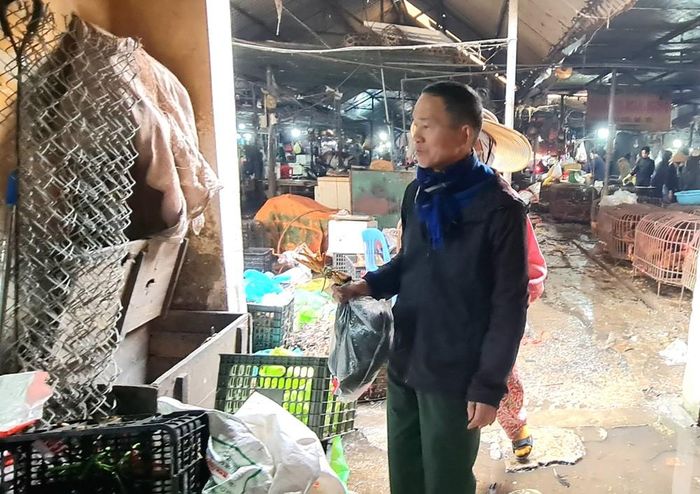 Nhiều người chờ cả tiếng đồng hồ vẫn chưa "đến lượt". Ảnh: NK