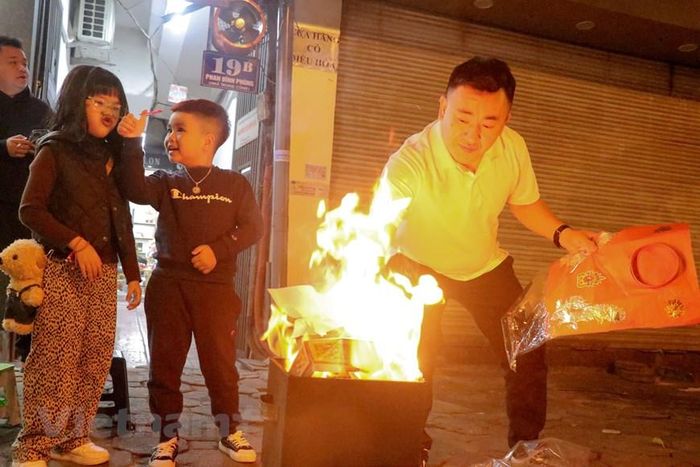  Người người nhà nhà đều mong chờ đón một năm mới Quý Mão 2023 với nhiều may mắn và thuận lợi. (Ảnh: Việt Anh/Vietnam+) 