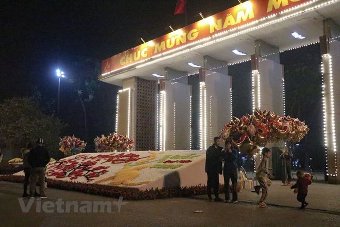  Khu vực công viên Thống Nhất cũng thu hút nhiều gia đình đến chụp ảnh trước khoảnh khắc giao thừa. (Ảnh: Việt Anh/Vietnam+) 