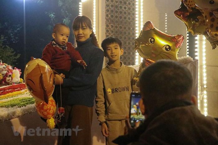  Những quả bóng bay với hình ảnh chú mèo là mặt hàng được nhiều gia đình lựa chọn. (Ảnh: Việt Anh/Vietnam+) 