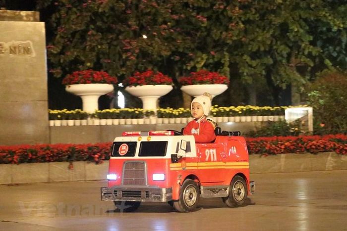  Một 'tay đua nhí' vui chơi tại khu vực vườn hoa Lênin. (Ảnh: Việt Anh/Vietnam+) 
