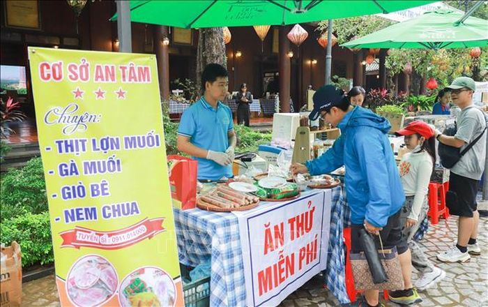 Không khí mua sắm, vui chơi tại phiên Chợ tỉnh. Ảnh: Thùy Dung/TTXVN