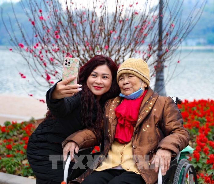 Khoảnh khắc ấm áp của ngày Xuân. Ảnh: Thanh Tùng - TTXVN
