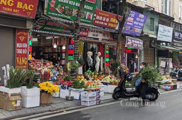 Do là cận Tết nên nhiều gia đình có cửa hàng mặt tiền đã tranh thủ bày biện tràn vỉa hè tuy không được mỹ quan song nhiều chủ hàng mong được thông cảm với lý do "cả năm mới có mấy ngày Tết, phục vụ bà con là chính"