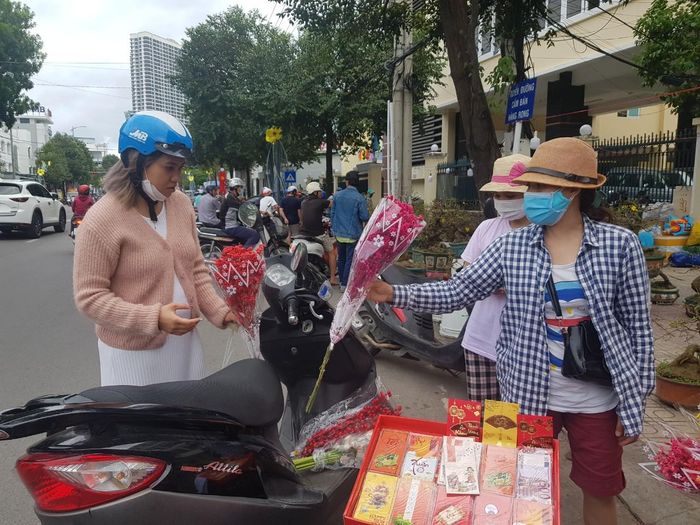 Người dân chọn mua hoa khô