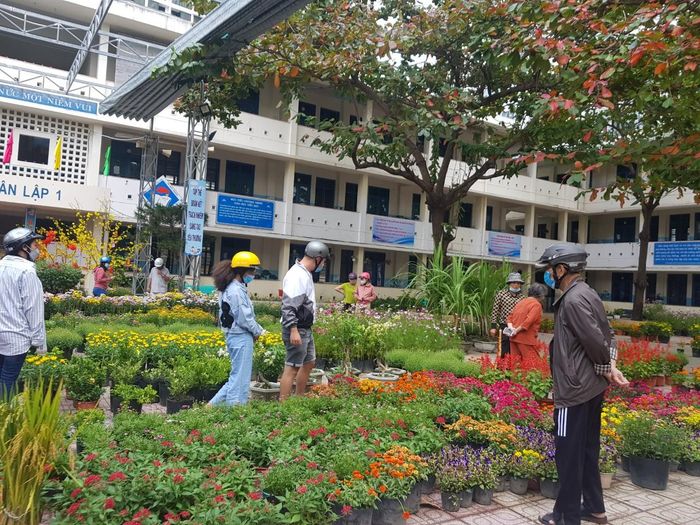 Một điểm bán hoa trên đường Tô Hiến Thành chiều 30 Tết