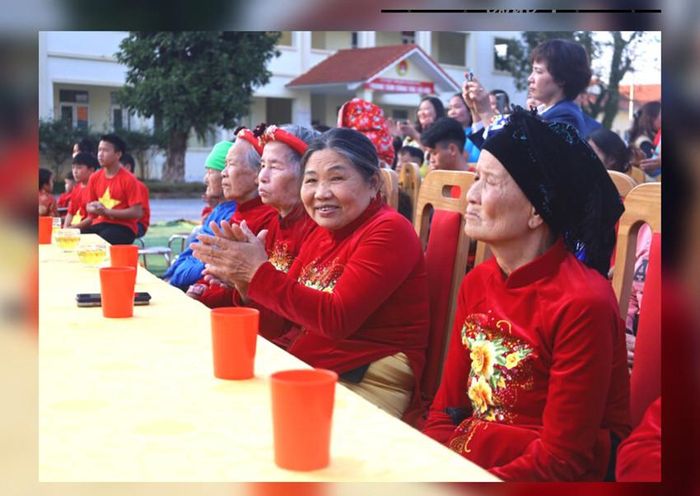 Các cụ già tại trung tâm vui chào xuân mới.
