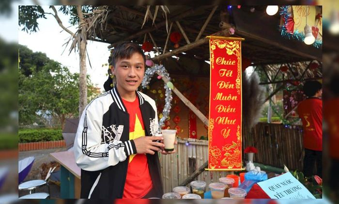 Em Hầu Seo Phừ pha chế đồ uống tại phiên chợ.