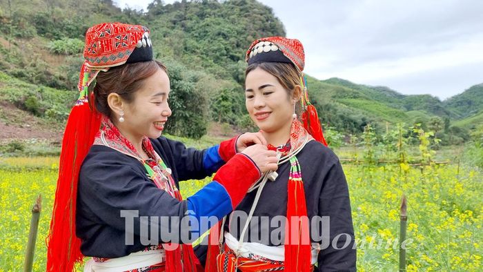 Những thiếu nữ người Dao Thanh Y ở Tân Tiến (Yên Sơn) gìn giữ trang phục truyền thống.