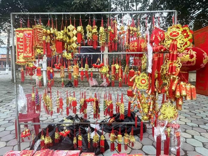 Nhiều mặt hàng trang trí Tết mang đậm nét truyền thống như câu đối đỏ, mô hình đèn lồng, pháo, bao lì xì. chữ thư pháp... được bày bán đa dạng trên đường phố