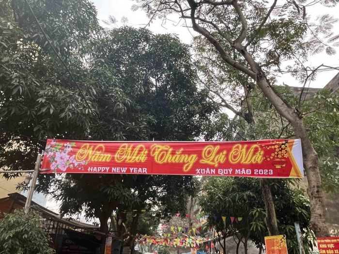 Ngoài các dây cờ tam giác, băng rôn đón chào năm mới cũng là một điểm nhấn đặc biệt