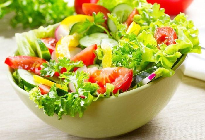 Bạn nên bắt đầu bữa ăn bằng rau. Ảnh minh họa: Originalhomesteading