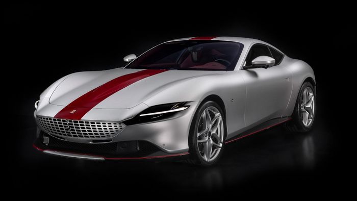  Ngoại thất chiếc Ferrari đặc biệt này mang màu sơn ánh bạc mờ Sanusilver Matte, kết hợp cùng bộ tem màu đỏ Rosso Magma Glossy kéo dài từ đầu đến đuôi xe. 