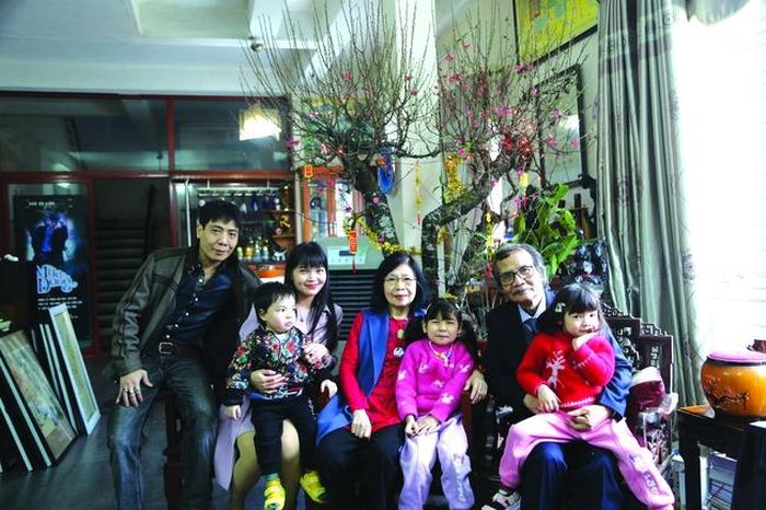 Gia đình TS Cảnh Linh - Kim Anh, 3 con nhỏ bên ông bà nội các cháu