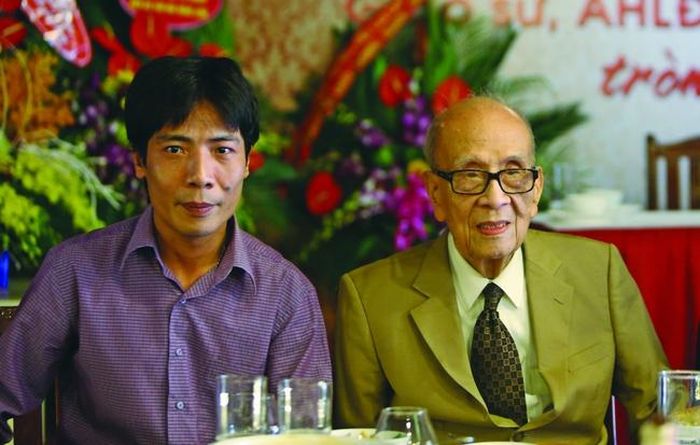 GS Vũ Khiêu và TS Cảnh Linh trong tiệc sinh nhật GS 100 tuổi tại nhà hàng phố Vũ Ngọc Phan, Hà Nội