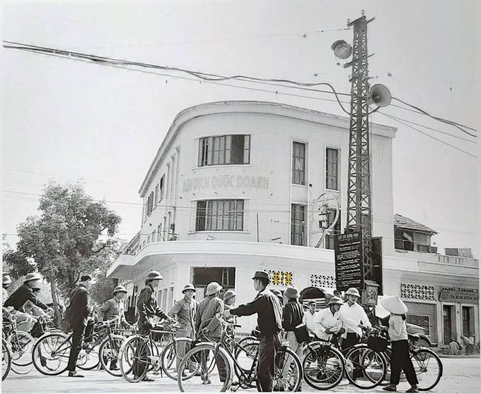 Hình ảnh cột điện trên đường Nam Bộ (nay là phố Lê Duẩn), Hà Nội năm 1973