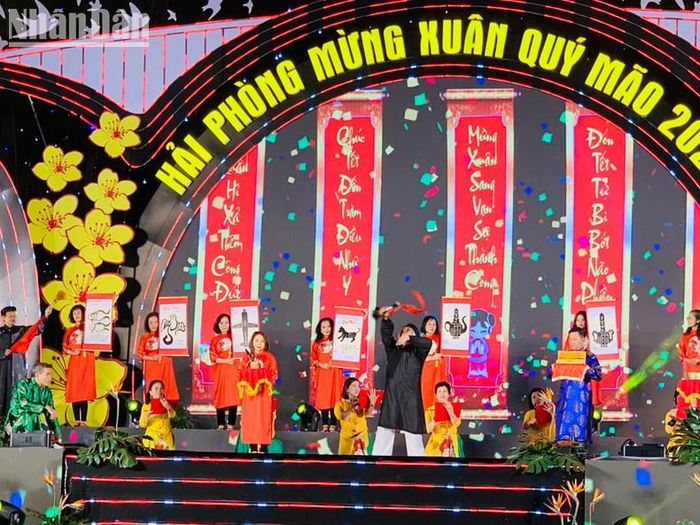 Trình diễn thư pháp trong chương trình nghệ thuật.