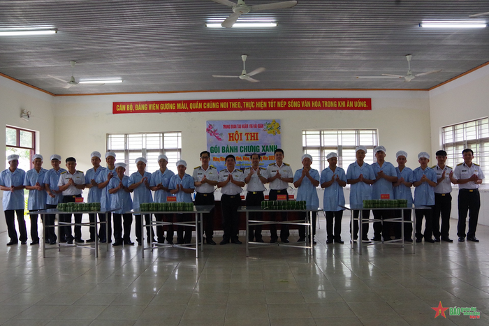 Hội thi gói bánh chưng xanh. 
