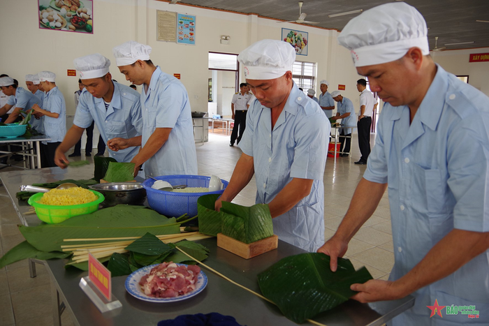  Sôi nổi hội thi gói bánh chưng. 
