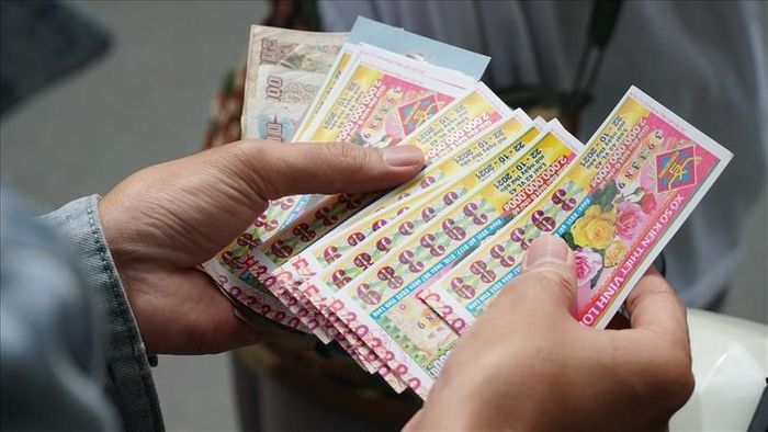 Nhiều người mua số đầu năm để cầu năm. Ảnh: Người lao động