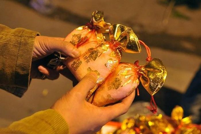 Mua muối đầu năm là phong tục lâu đời của người Việt. Ảnh minh họa