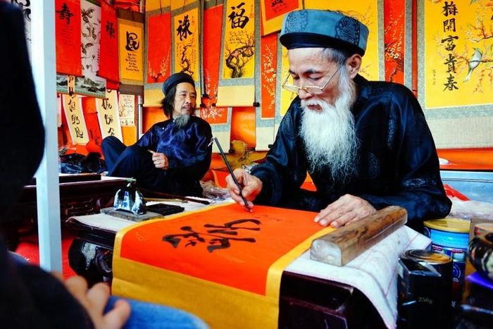 Xin chữ đầu năm là phong tục truyền thống của người Việt. Ảnh: Internet