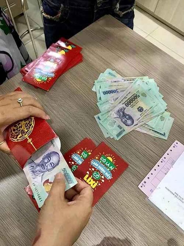 Bạo dạn hơn, một số bạn trẻ còn khoe ảnh nằm bên cạnh một đống tiền và gọi đó là tiền lì xì để khoe bản thân có vẻ như "được nhiều người yêu quý" lì xì nhiều, khoe nhiều mối quan hệ nên được nhiều tiền mừng tuổi. Ảnh minh họa.