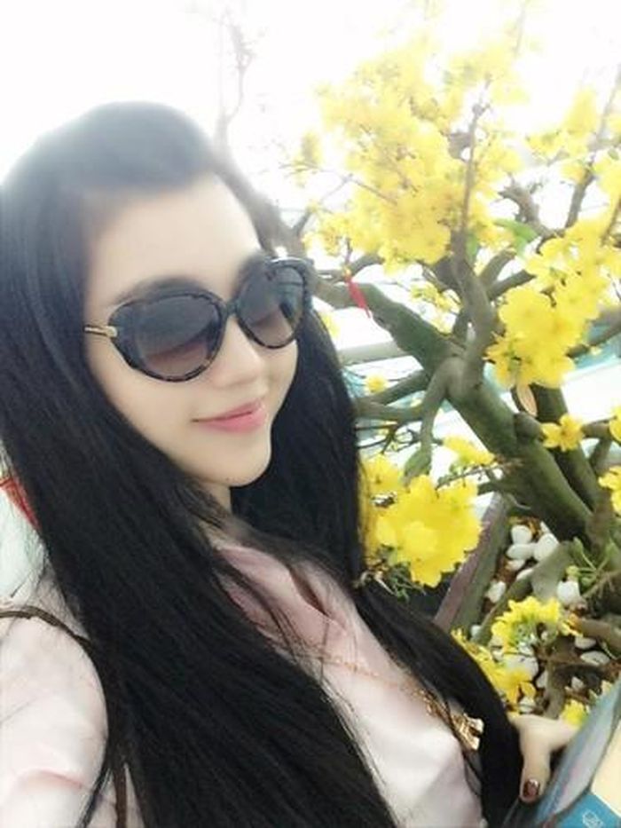 Phấn khởi với cảnh sắc mùa xuân đẹp mắt, các bạn trẻ vừa đi chơi, vừa chụp ảnh kỷ niệm, check-in địa điểm và chia sẻ lên mạng để khoe với bạn bè về những chuyến du xuân của mình.