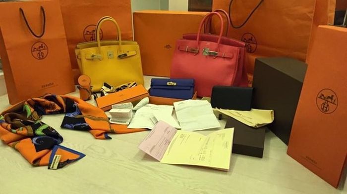 Khoe quà Tết cũng là một việc làm khiến nhiều bạn trẻ bị chê "kém sang" dù cho đó có là những món hàng hiệu xa xỉ. Bởi quà cáp được xem xét về khía cạnh tấm lòng là chính, nhưng một số người lại quá đà và nói đó là quà Tết của mình để khiến ai đó phải thèm thuồng.