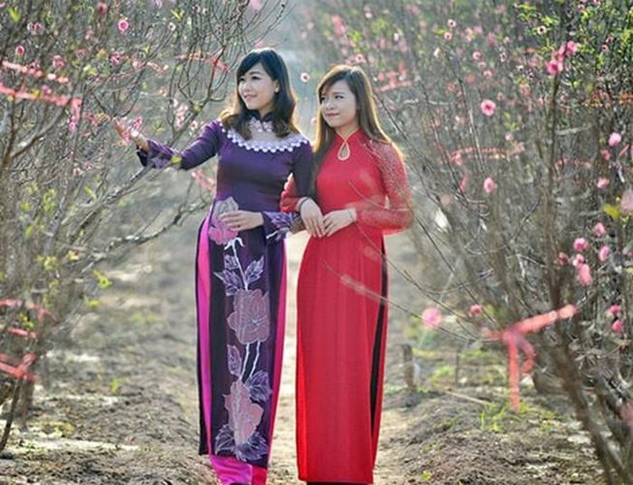 Phong trào chụp ảnh đang ngày càng phổ biến, nhất là dịp Tết đến xuân về, cô gái trẻ nào hầu như cũng mong muốn có được những tấm hình đẹp lung linh tại vườn đào, phố hoa... cùng trang phục áo dài truyền thống để khoe với bạn bè.