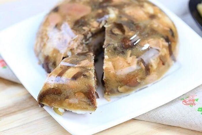 Món ăn mặn "ám ảnh" nữa có thể kể đến thịt đông. Phải công nhận rằng ngày Tết được ăn món này rất "vào" cơm. Nhưng mà ăn nhiều lại bị ngấy vì thịt cũng toàn mỡ.