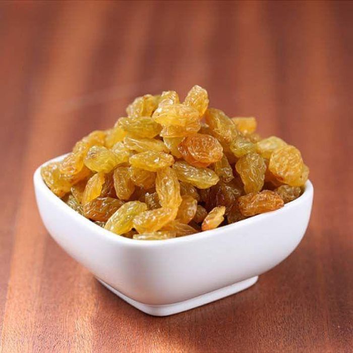 Nho khô cũng là món ăn vặt thường xuất hiện trong hộp mứt Tết, món này dù cũng không mấy được ưa chuộng nhưng được đánh giá là dễ nuốt nhất trong tất cả những thứ trong danh sách.