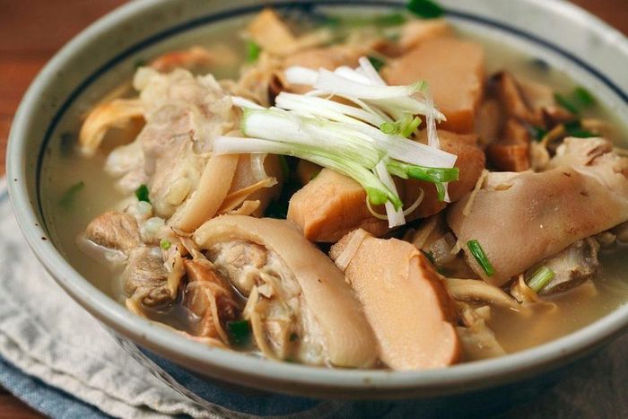 Canh măng là món ăn ngày Tết gây ám ảnh không kém, may mắn là canh măng còn có thể nấu cùng chân giò, thịt gà, miến,... nhưng mà ăn quá nhiều cũng không được đâu!