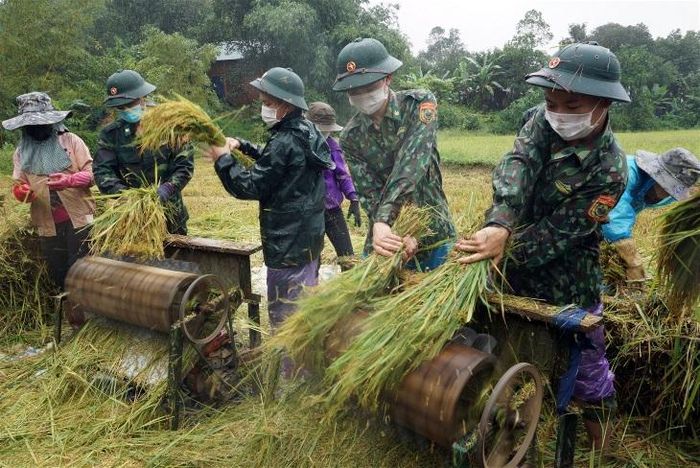 Quân y Đồn Biên phòng Cần Yên, BĐBP Cao Bằng khám sức khỏe cho nhân dân trên địa bàn. Ảnh: Huy Dương
